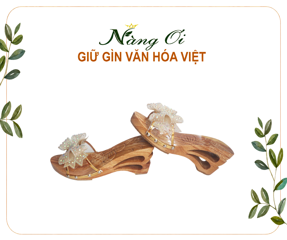Guốc chạm 2 giọt nước ở phía trong và chạm tầng ở phía ngoài gót. Lòng guốc được chạm hình bông hoa cúc